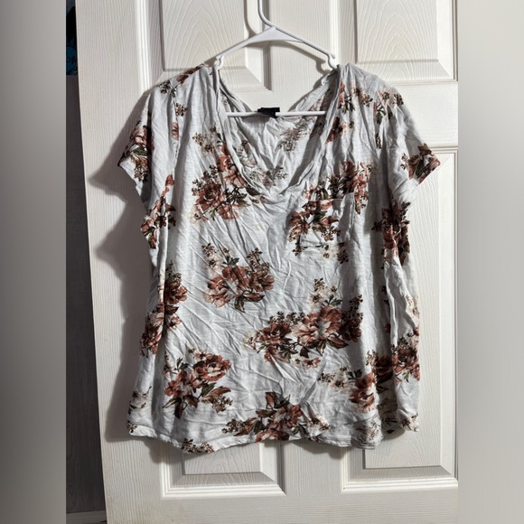 Torrid size 1 white and floral pocket tshirt size 1X - Picture 1 of 4